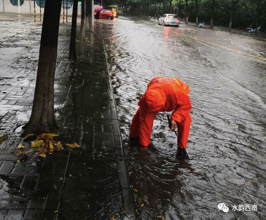 三水这些人却闪现街头,奋战在一线._西南