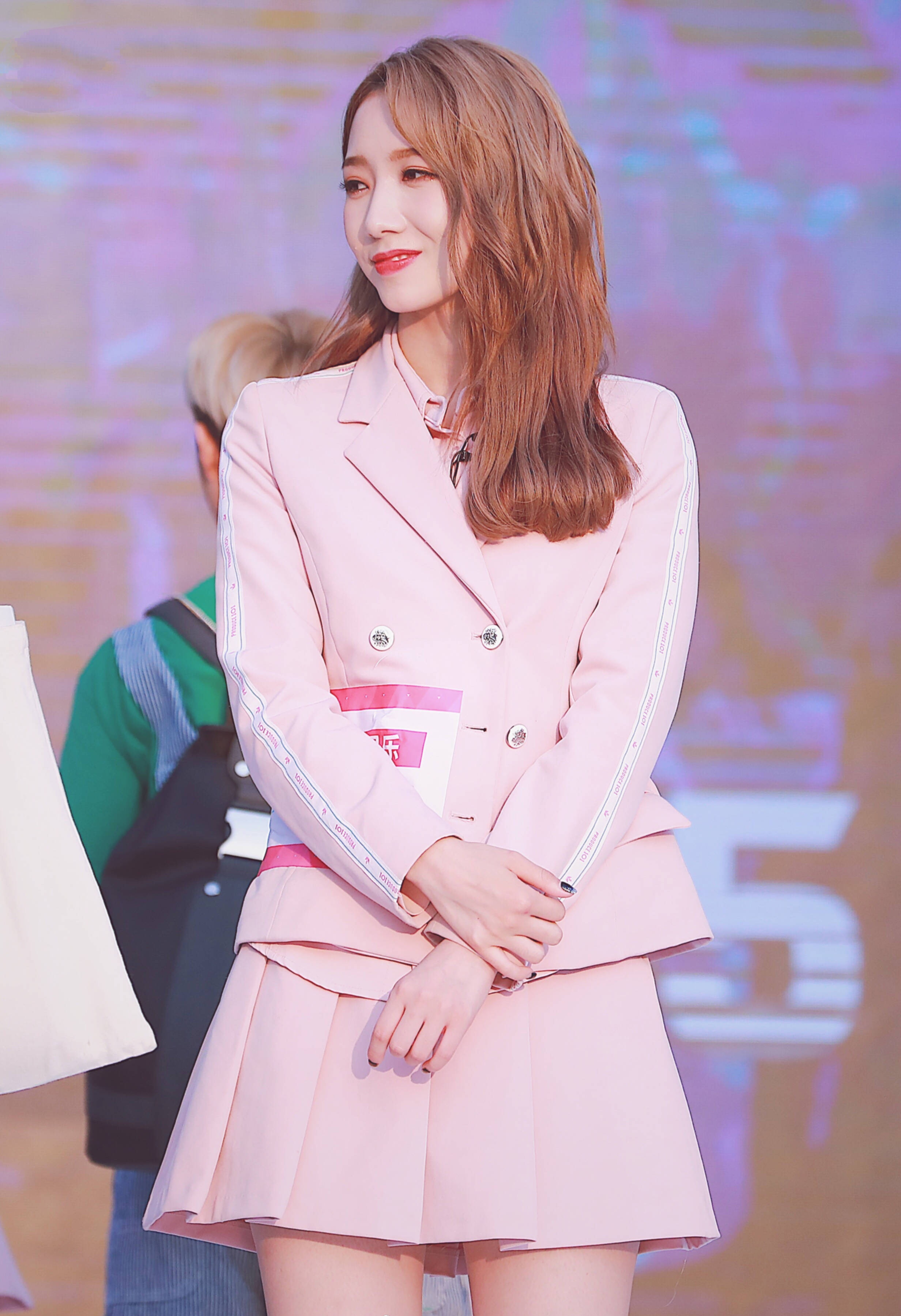 火箭少女孟美岐穿上西装也太好看了吧!