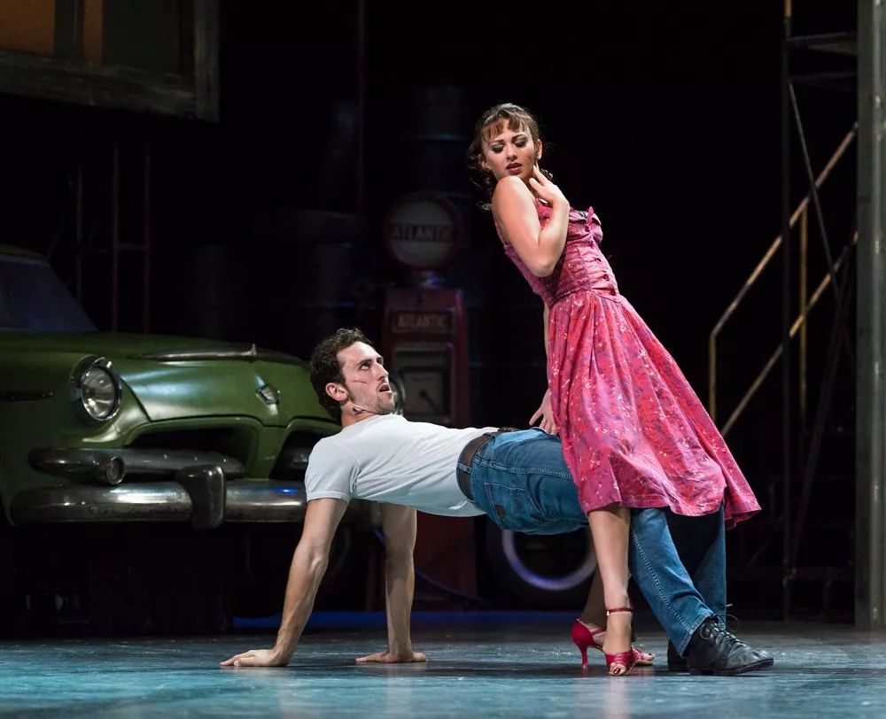 《天鹅湖》是马修·伯恩最负盛名的代表作,同时也是现代芭蕾舞界里程