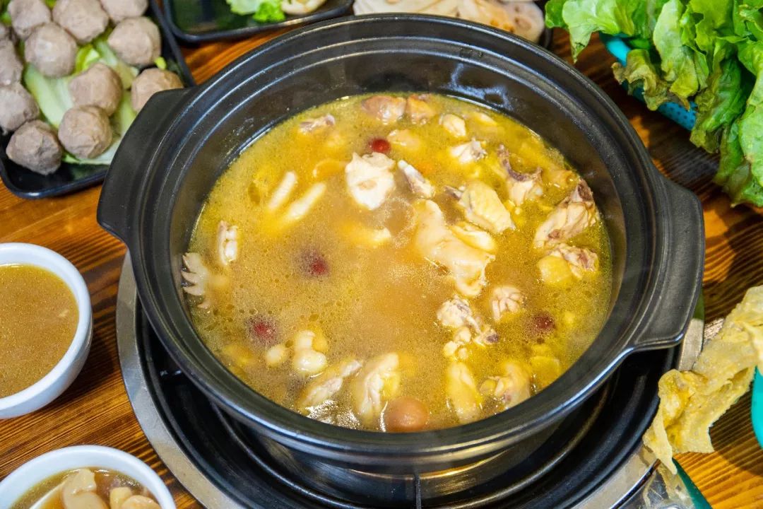 吃花胶花胶鸡的吃法颇有讲究简直堪称火锅界的"lv"再选用上好的三黄鸡