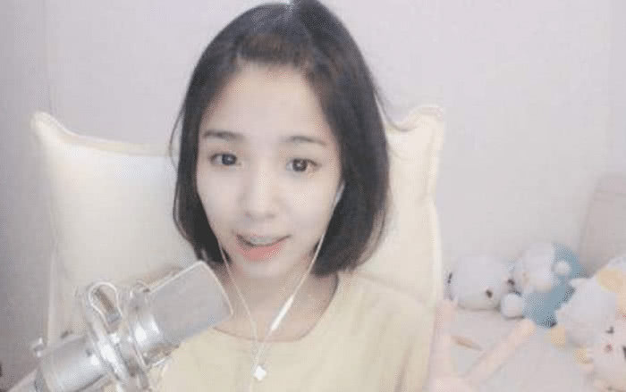 斗鱼力捧一位女主播,grf中单跟她打比赛,捧人方式很特别_otto