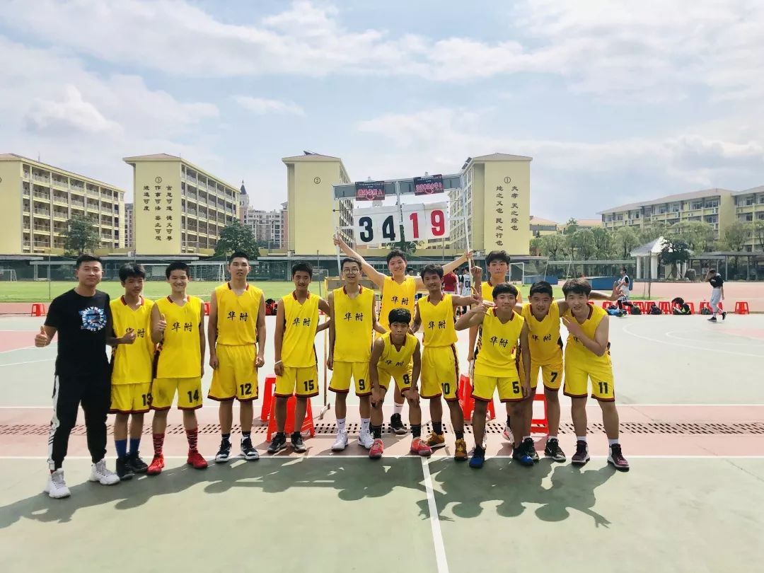 以44:30的比分拿下上届冠军石楼中学队,以56:20的比分再胜广博学校,和