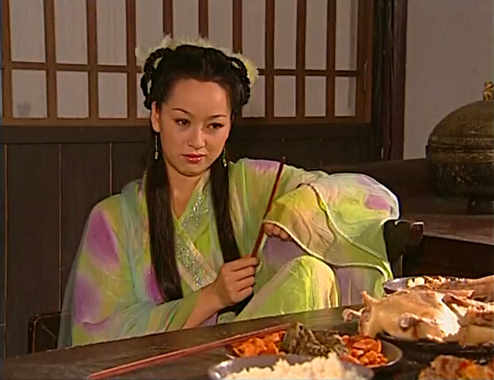 《乌龙闯情关》中宋妍扮演许平君,她跟刘病己是青梅竹马的关系,两人