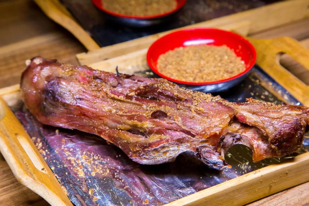 【囊坑羊小腿】烤制得火候正好,无烟熏自己动手,超级好切外酥里嫩,别