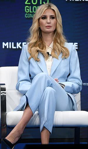 原创伊万卡一身婴儿蓝套装霸气又俏皮,换成大卷发好减龄,美得不一般