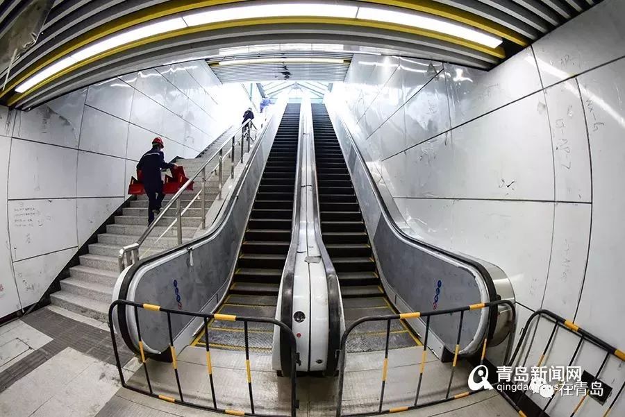 地铁2号线利津路站出入口电扶梯已安装到位车站内部装饰装修已经成型2
