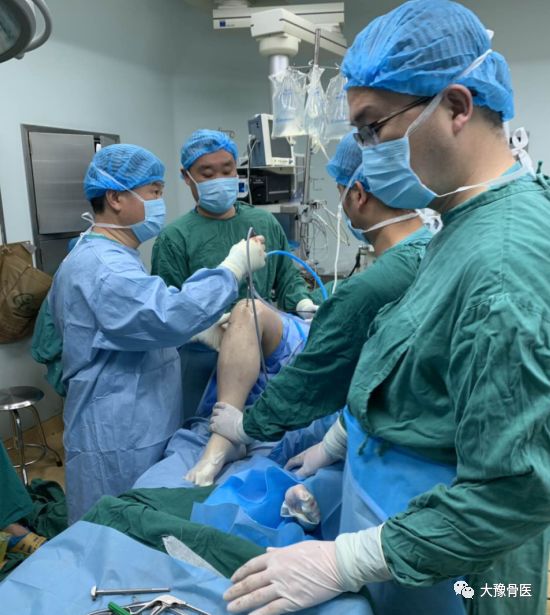 王爱国在为一位坐骨神经损伤病人进行手术麻醉医师在b超引导下做治疗