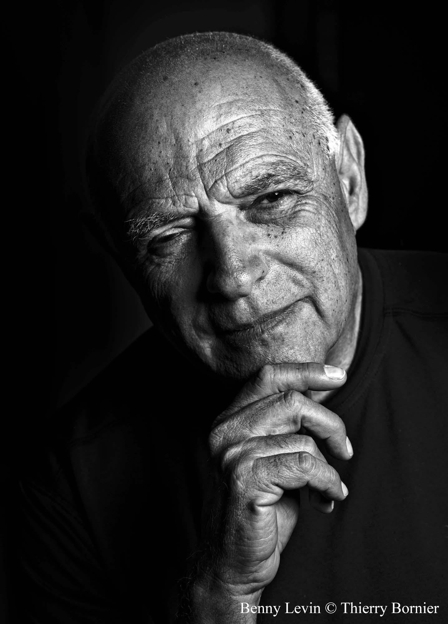 thierry推崇黑白影像,因为他认为"摄影需要做减法",通过对繁杂色彩的