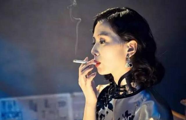 28大女明星抽烟的照片图片