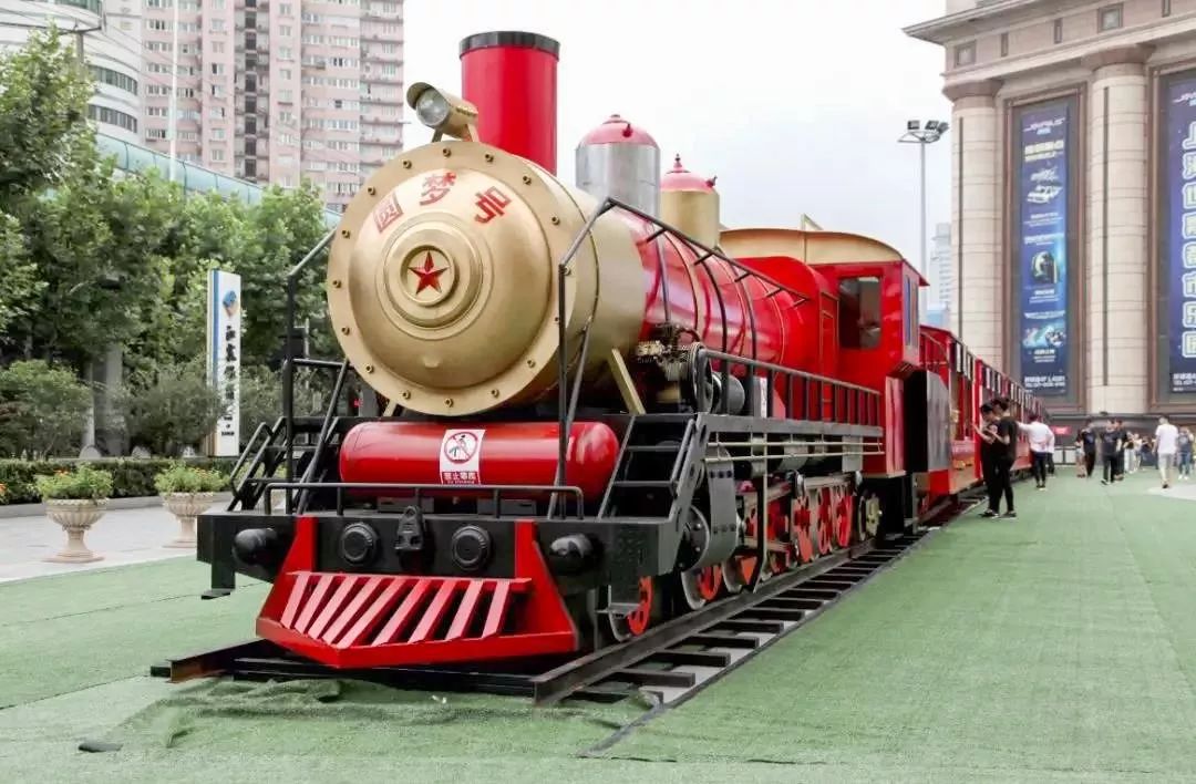 还原了老式的蒸汽火车造型 整个火车的还原度极高 连机车身上的仪表