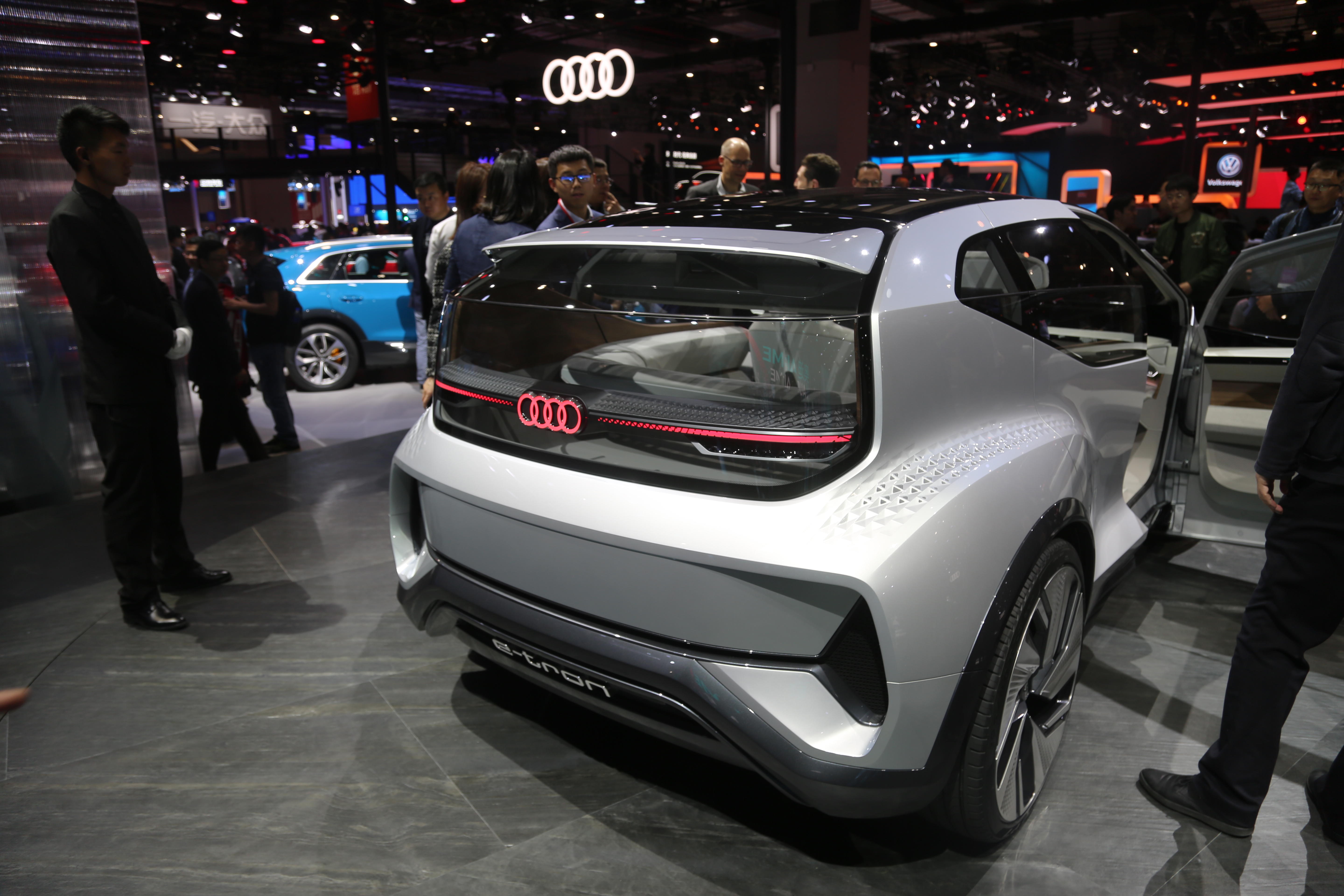 奥迪e-tron首款纯电动suv,初次搭载quattro电动四驱系统,反应速度30