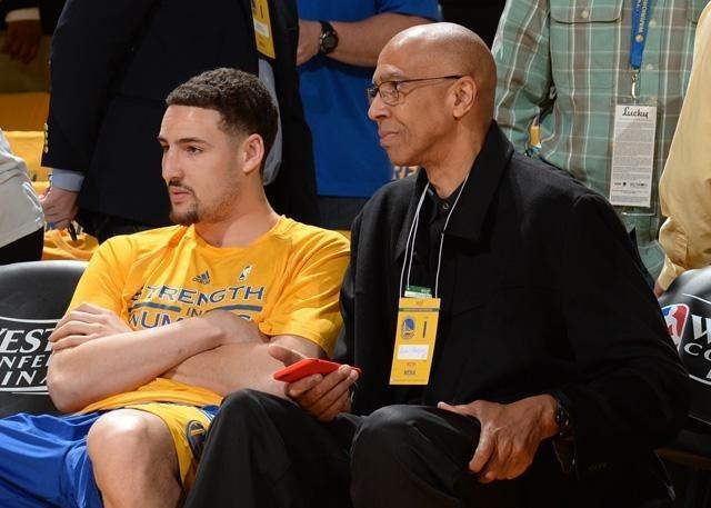 克莱·汤普森,很多球迷都很熟悉,勇士四年三冠汤神起了很大作用,他的