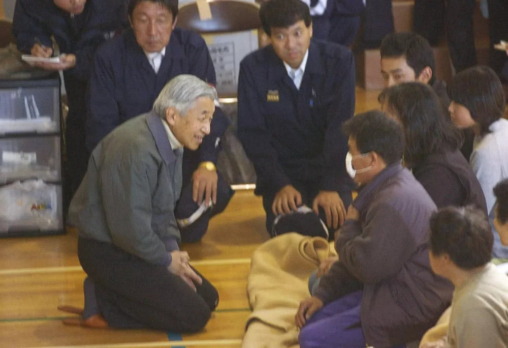 2004年11月6日,日本长冈,日本明仁天皇夫妇前往长冈慰问地震灾民(图