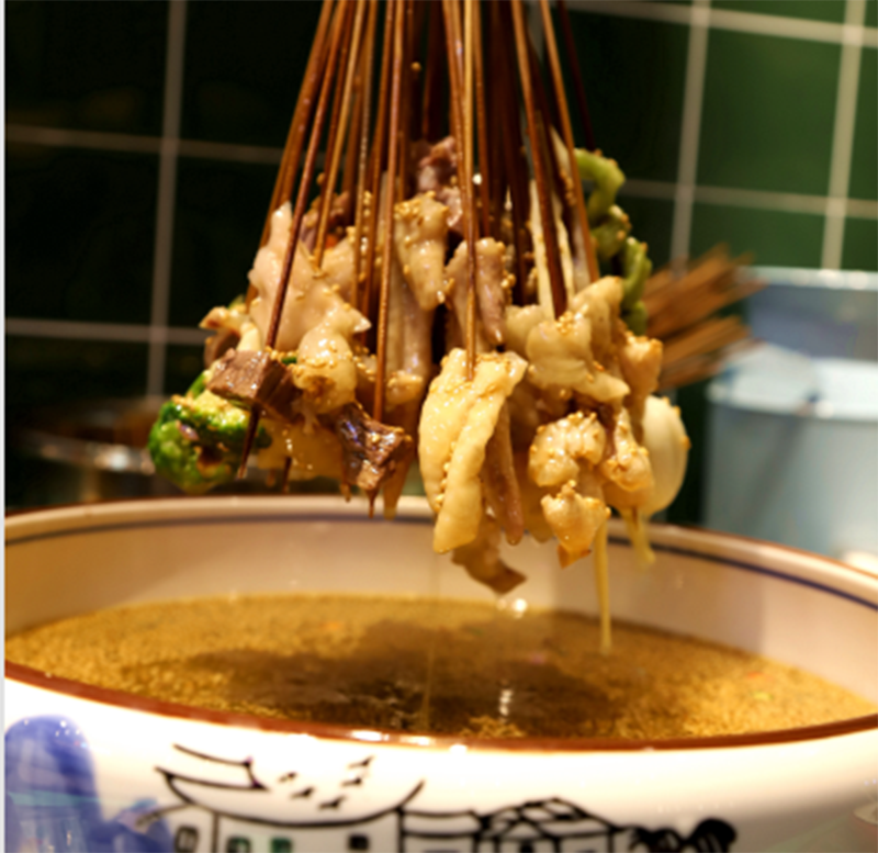 伏小宝钵钵鸡以陶器钵盛放配以麻辣为主的佐料,菜品在特殊加工后用签