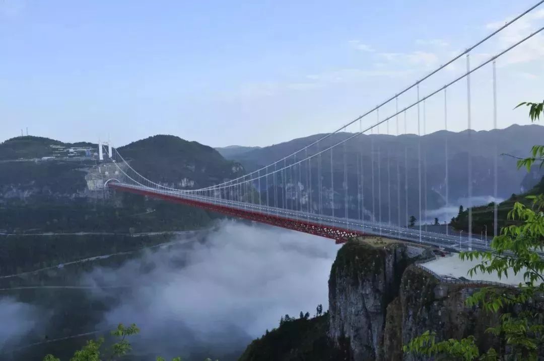 峡谷天堑崖壁间的高空游览线,连接牌楼停车场与矮寨大桥茶峒岸观景区