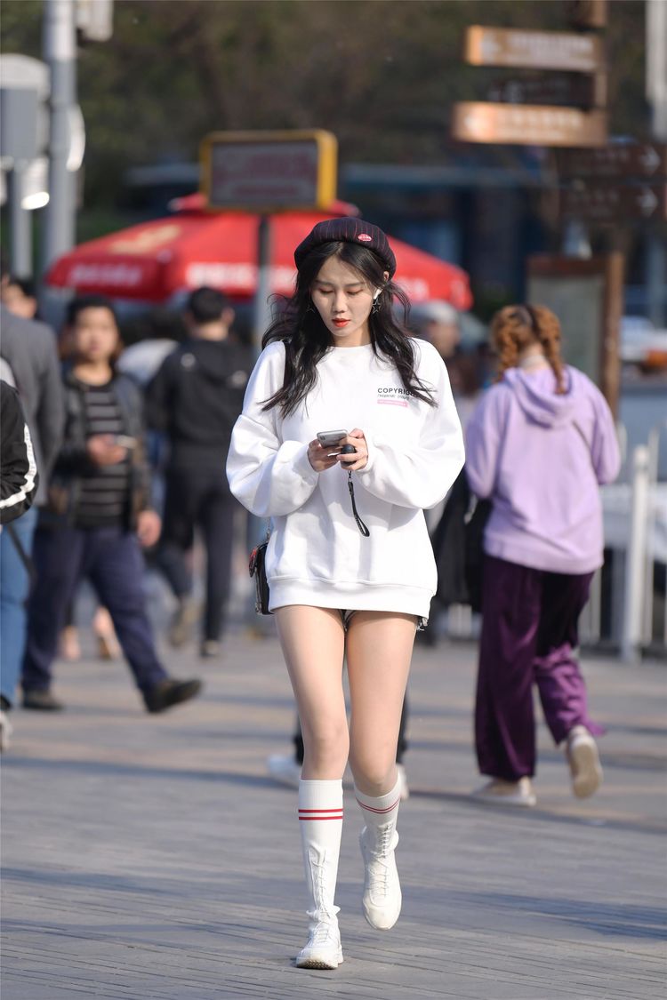 街拍:小姐姐选择一款白色卫衣,一双白色运动袜靴,显得时尚靓丽