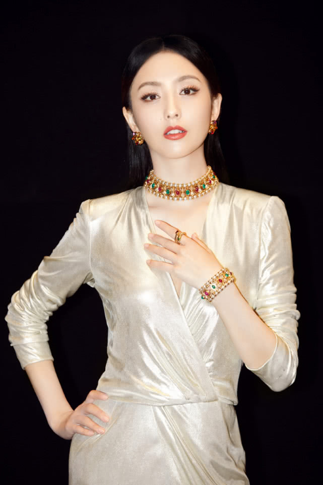 佟丽娅穿金色高开叉礼裙亮相,精致性感迷人惊艳全场