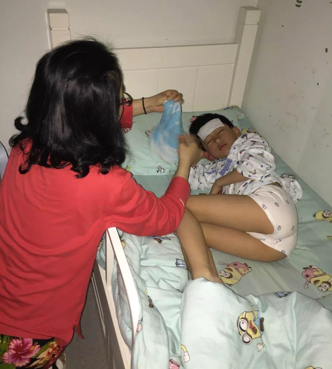用手摸摸孩子的额头观察是否发烧发烧对孩子而言是需要时刻警惕的