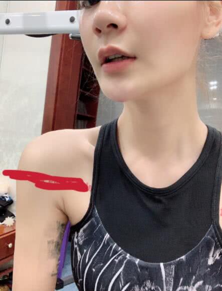 曹云金老婆唐菀产后一年秀腹肌马赛克遮纹身令人很好奇