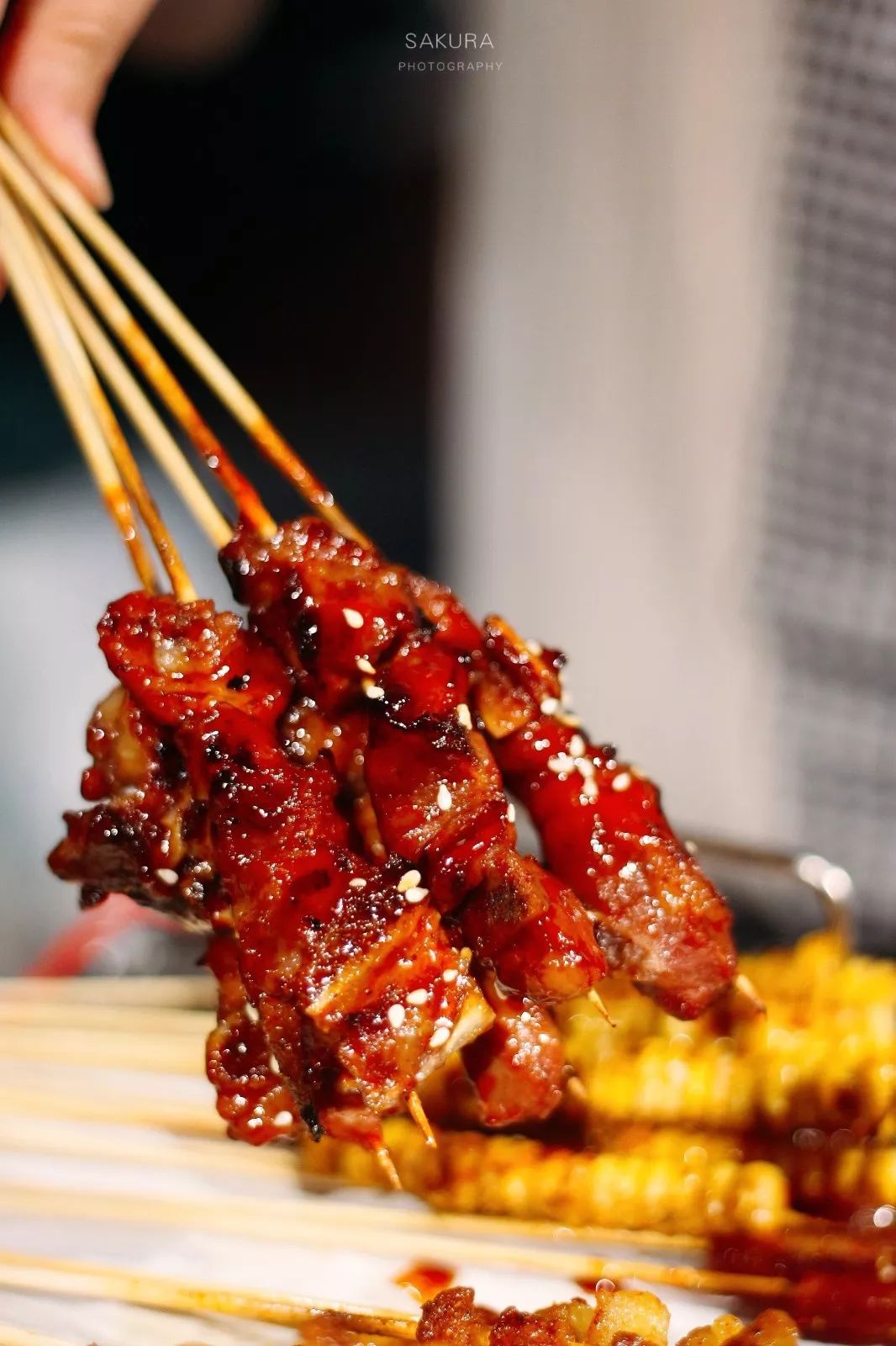 蜜汁排骨-大厨在烤制小串的过程中,会仔细地刷上蜂蜜,吃起来带着些许