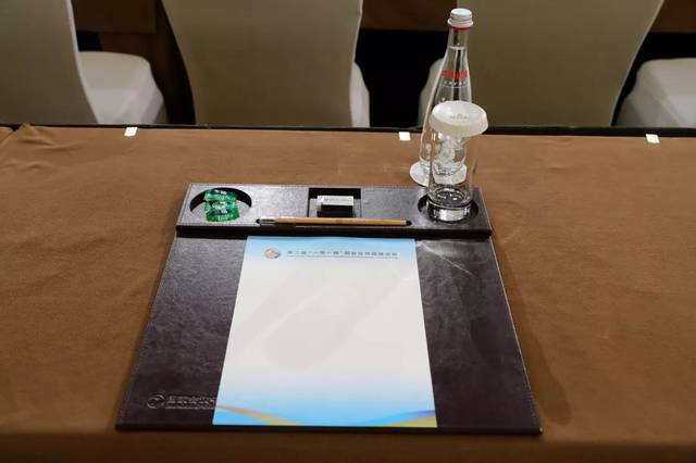 是2101张座位的桌面上50厘米见方大小的皮垫上的物品摆设:2张会议用纸