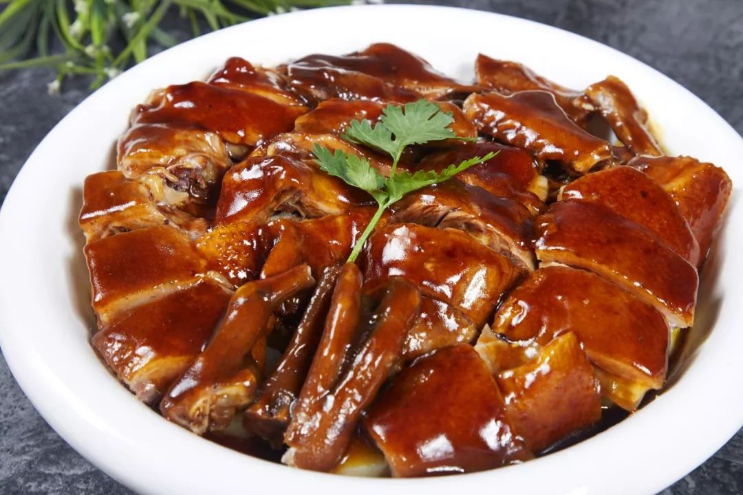 左右滑动查看更多招牌杂鱼汤鲜甜有滋味,避风塘炒蟹香辣鲜香,家乡碌鹅