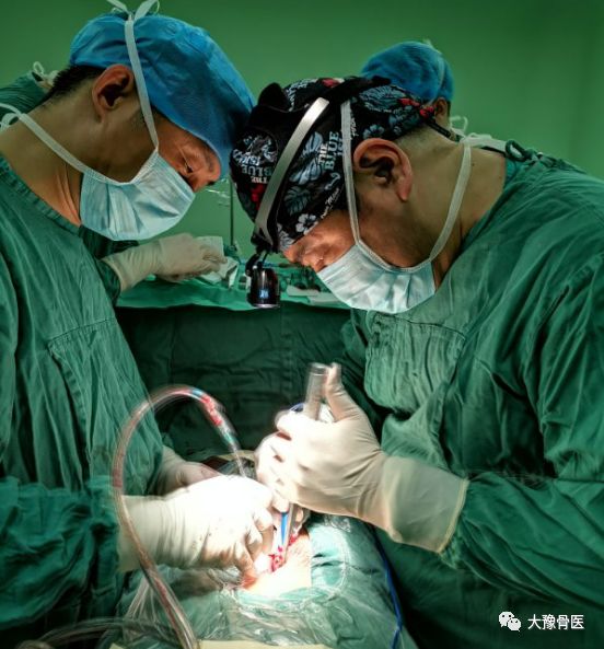 常务副院长王爱国在为一位坐骨神经损伤病人进行手术麻醉医师在b超