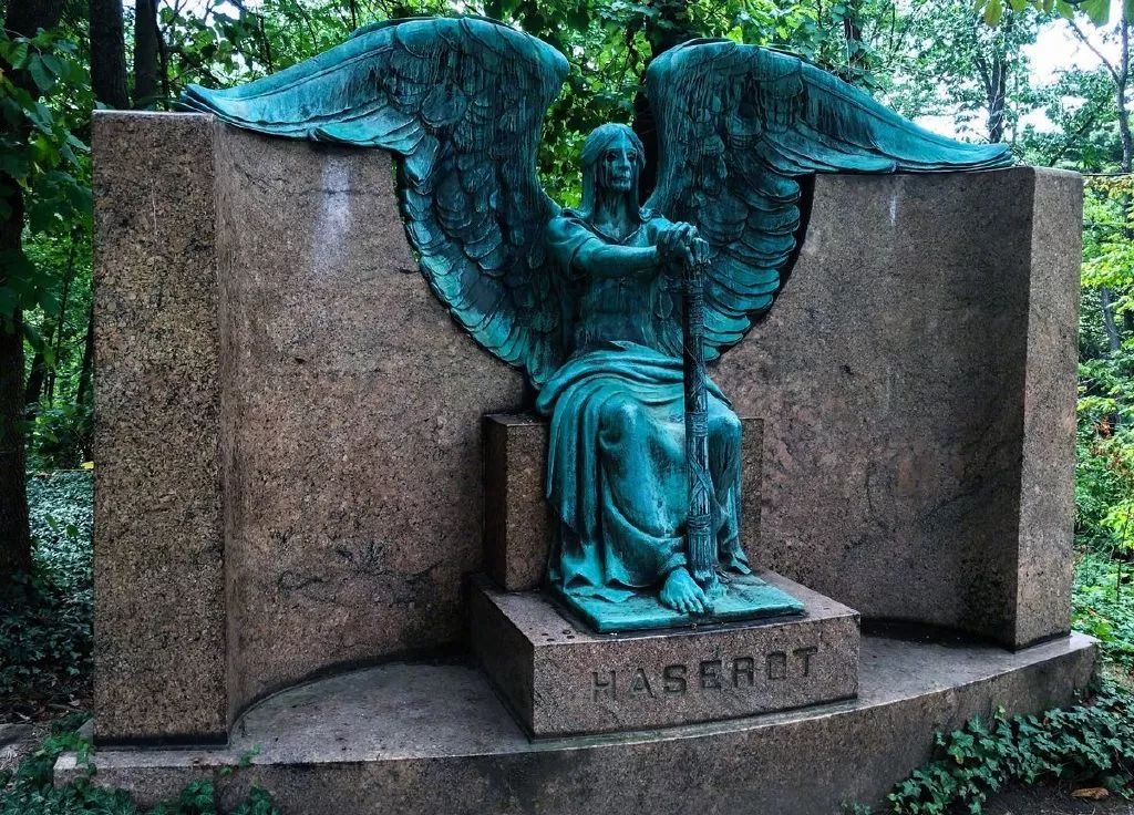 坐落于美国俄亥俄州克利夫兰湖景公墓的"死亡天使"青铜雕塑,它是由