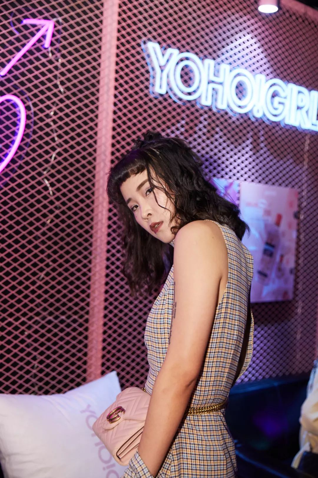 当晚其他的cool girls也毫不逊色,在这里就以pink系穿搭见真章,用摄影