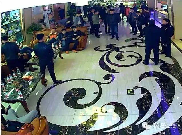 镇江新区大港某ktv有人打架,一男子还口出狂言.