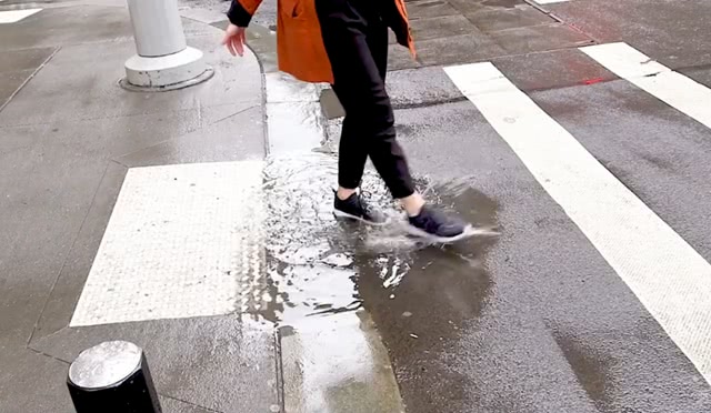 穿运动鞋趟水过河湿鞋图片