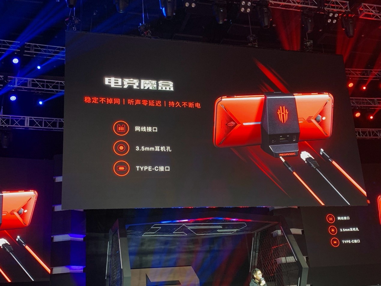 侧面有着类似于ipad pro外接键盘使用的触点,可以支持红魔官方外设