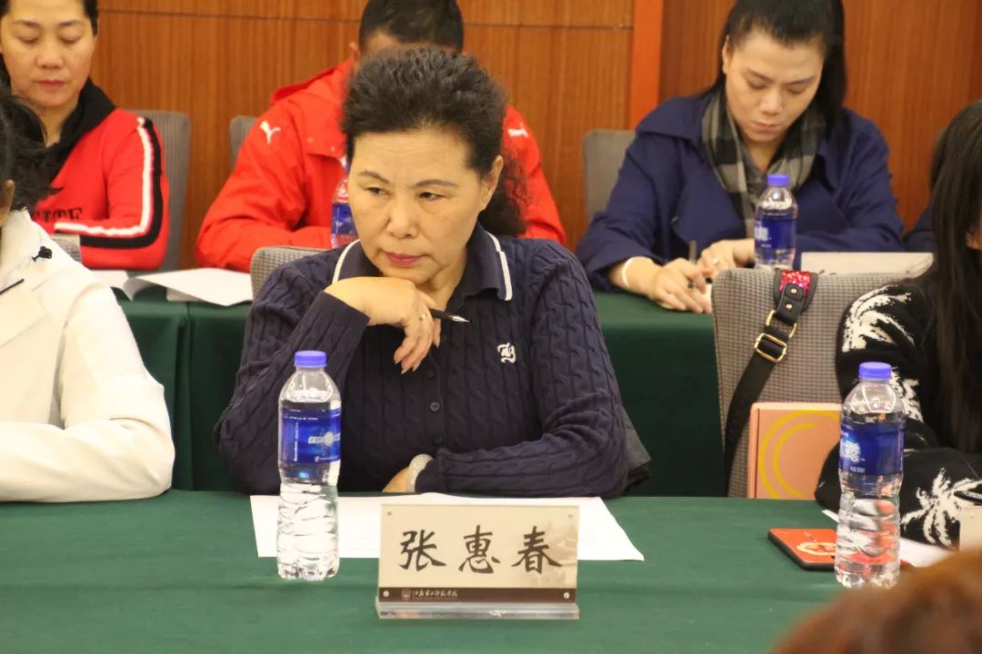 江苏省中心推广部主任瞿惠芳宣读获得2018年全国先进集体和先进个人