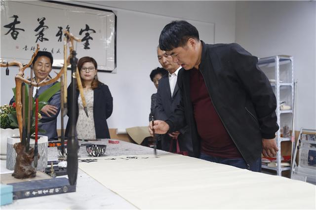 临泉书画家李青:笔锋遒劲有力 书体洒脱飘逸_书法