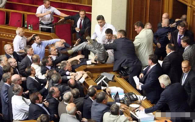 韩国国会发生严重暴力冲突300议员打群架锤子撬棍齐上阵