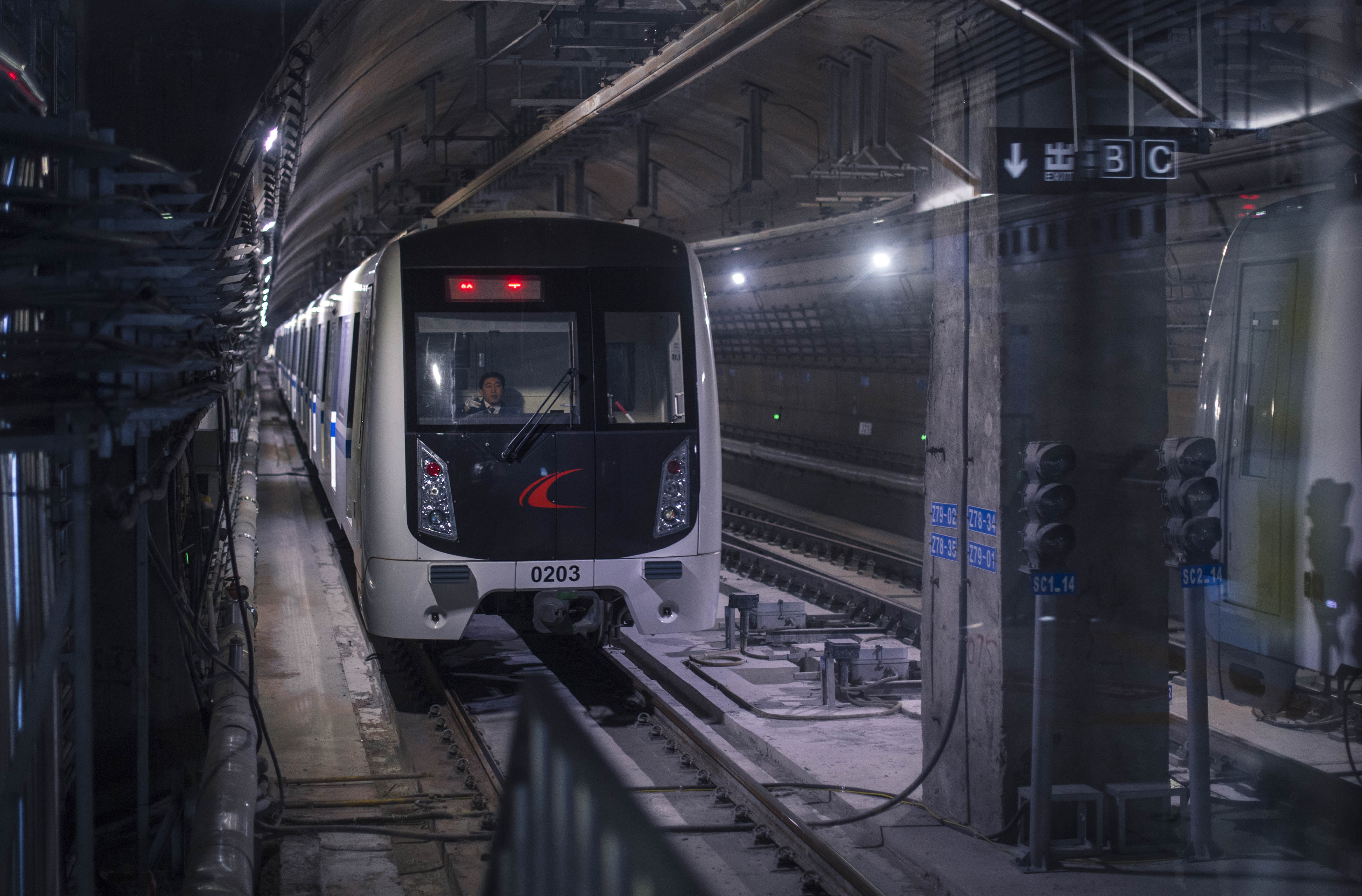 晚上9点40分,长春市地铁2号的"末班地铁"驶入解放大路站站台(4月28