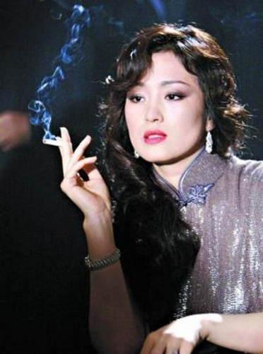 《金粉世家》中清纯的刘亦菲在剧集后半部分才出现过一次抽烟镜头,大