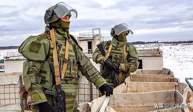 军事丨俄军突击工兵身穿带有水冷管的重型防弹衣