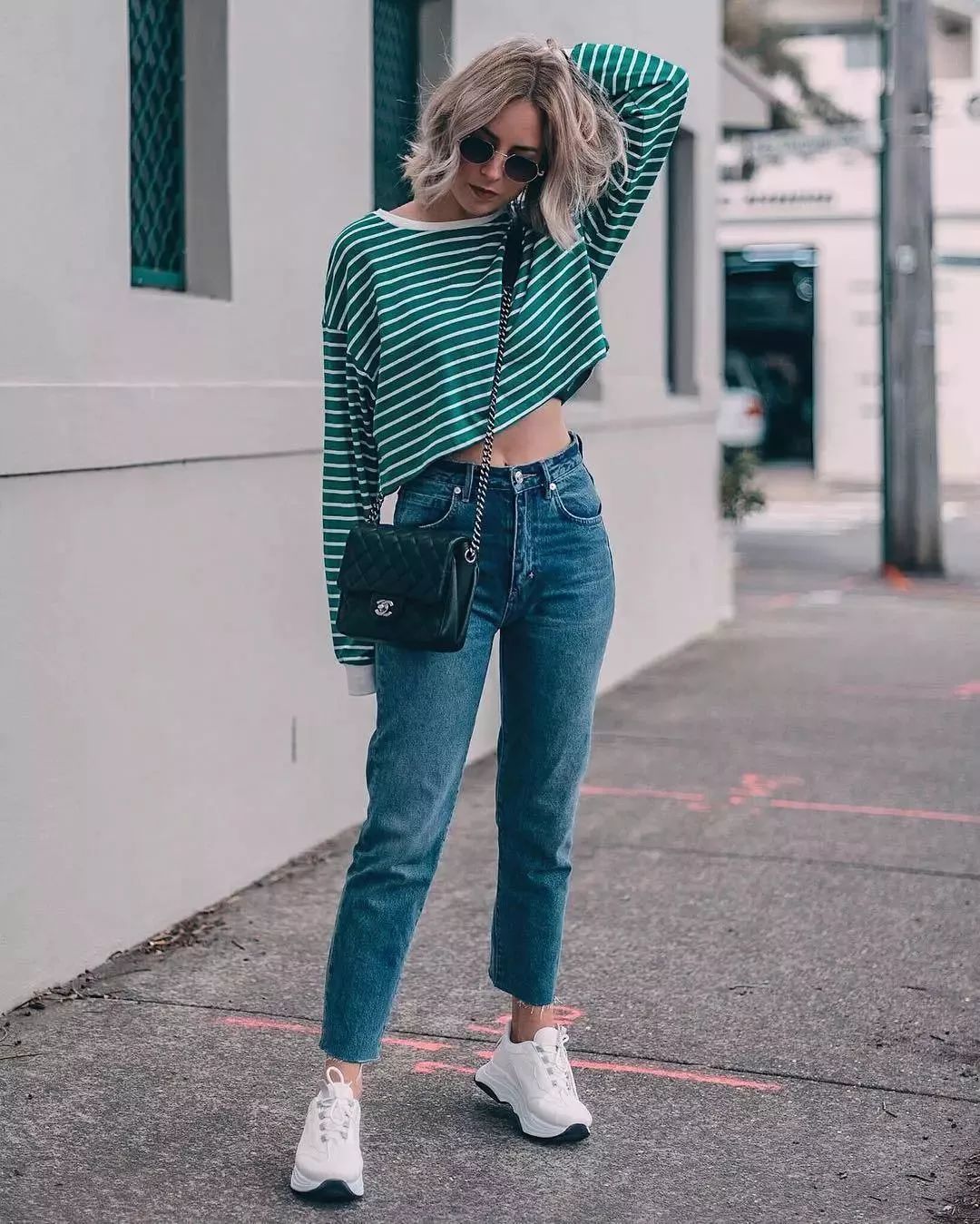 永不过时的条纹t恤与九分直筒牛仔裤 运动鞋亦是绝配,清爽活力谁穿谁