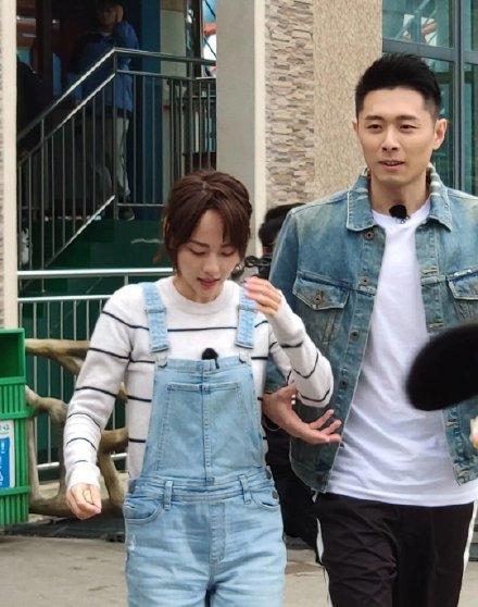 张嘉倪和买超游乐园录节目被偶遇,两人双手紧牵撒狗粮!