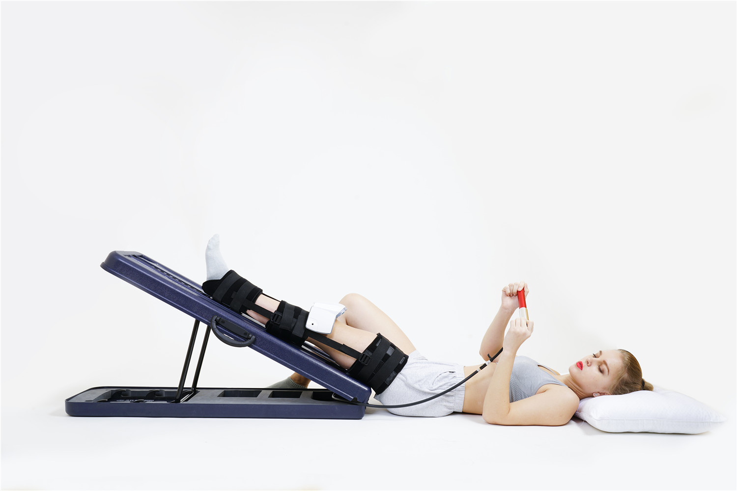 膝关节骨性关节炎,建议你用2rtt膝关节牵引器和激光治疗仪配合来治疗