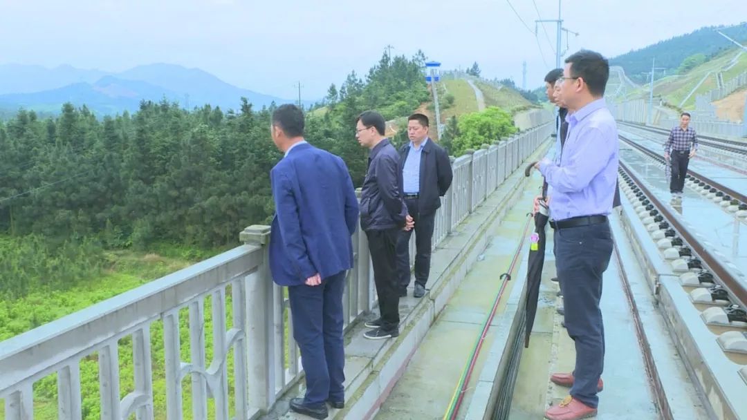 县领导彭世富,黄小华,龙足立,赖厚春及县公安局政委蒋六志分别陪同