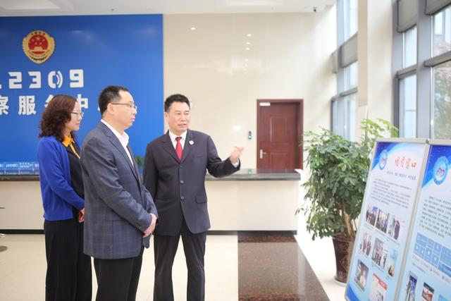 靖江市副市长姚东辉为靖江市检察院丁明霞同志颁发荣誉证书