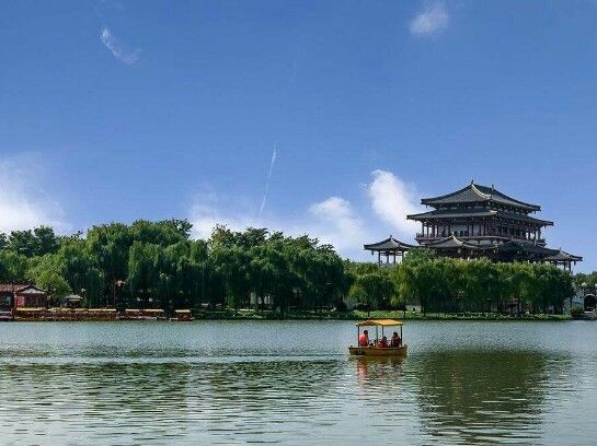 春遊大唐芙蓉園 穿越大唐享高雅 作者簡介 劉媛玲,西安市灞橋區退休