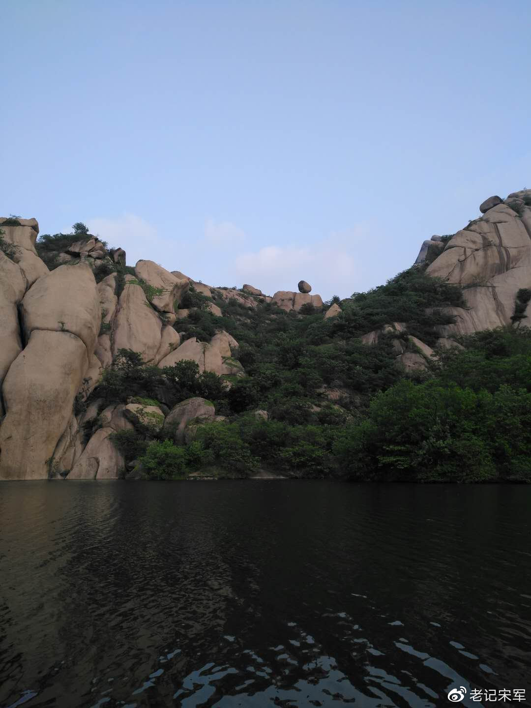 花果山,六峰山奇峰峭立,怪石嶙峋,千姿百态,层峦叠翠;看水,天磨湖