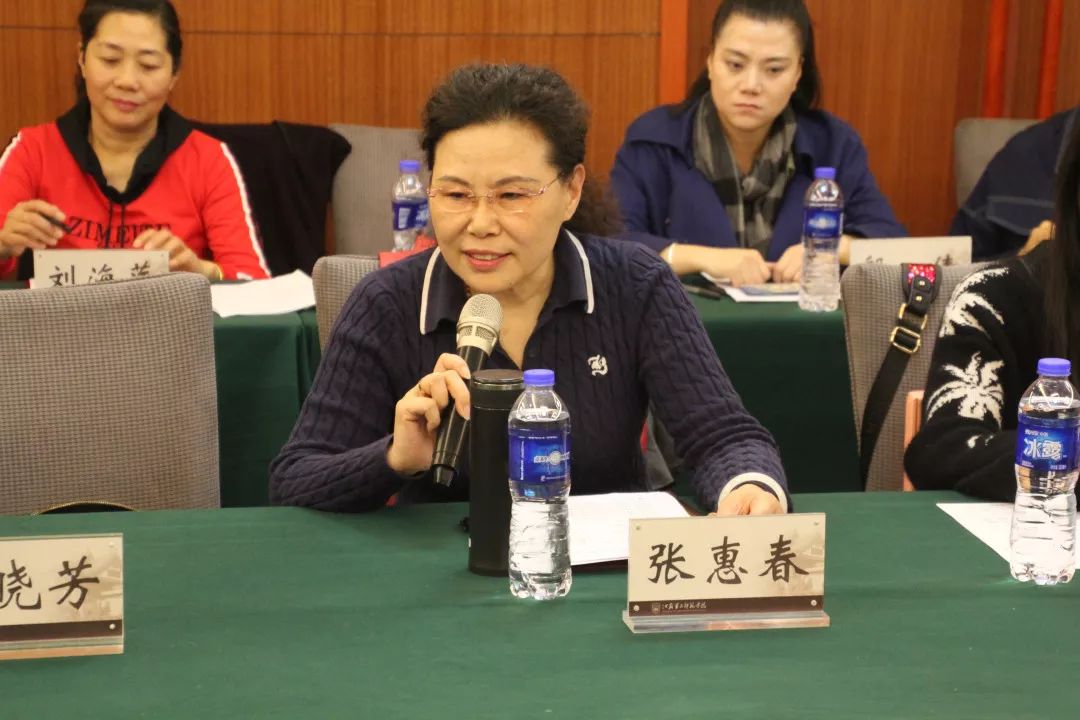 江苏省中心推广部主任瞿惠芳宣读获得2018年全国先进集体和先进个人