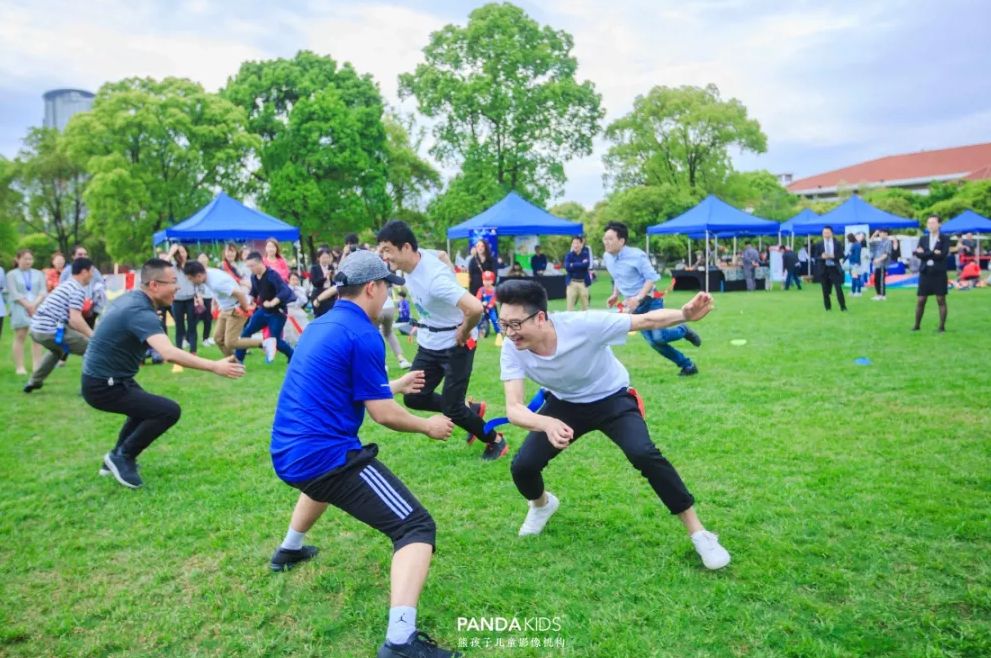 300组家庭齐聚7000平网红草坪,游戏,音乐,美食……究竟什么神仙party?