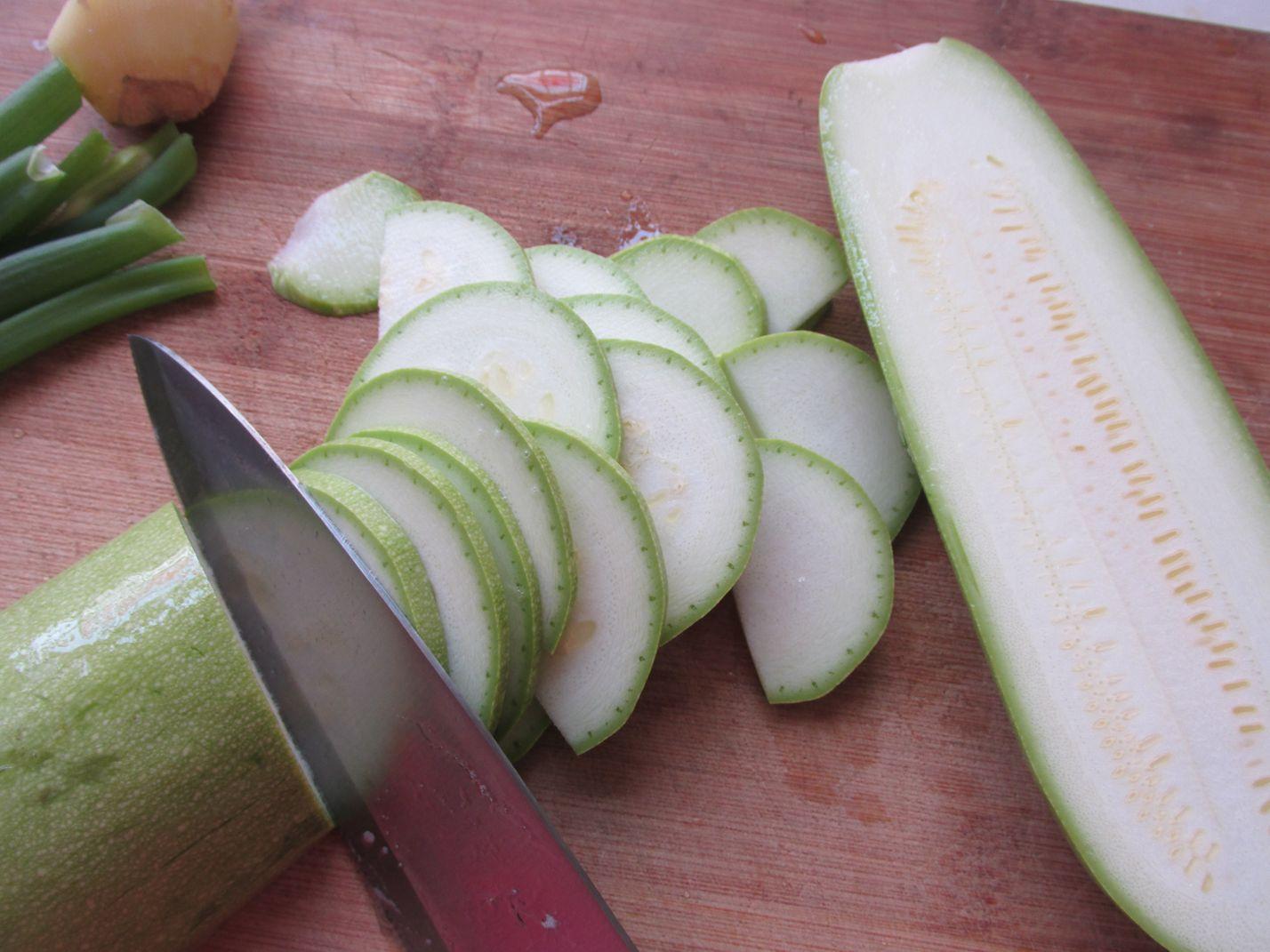 这菜1块钱一斤,含维生素很高,简单炒炒,皮肤白了,夏天也不黑