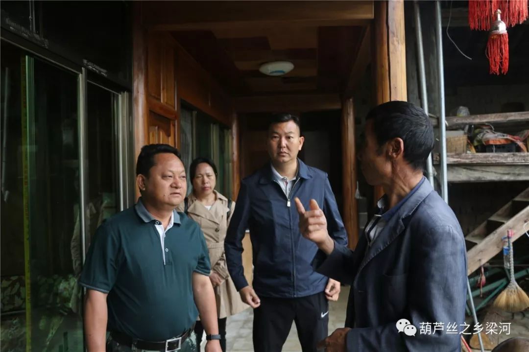 梁河县委书记张益伟深入基层调研