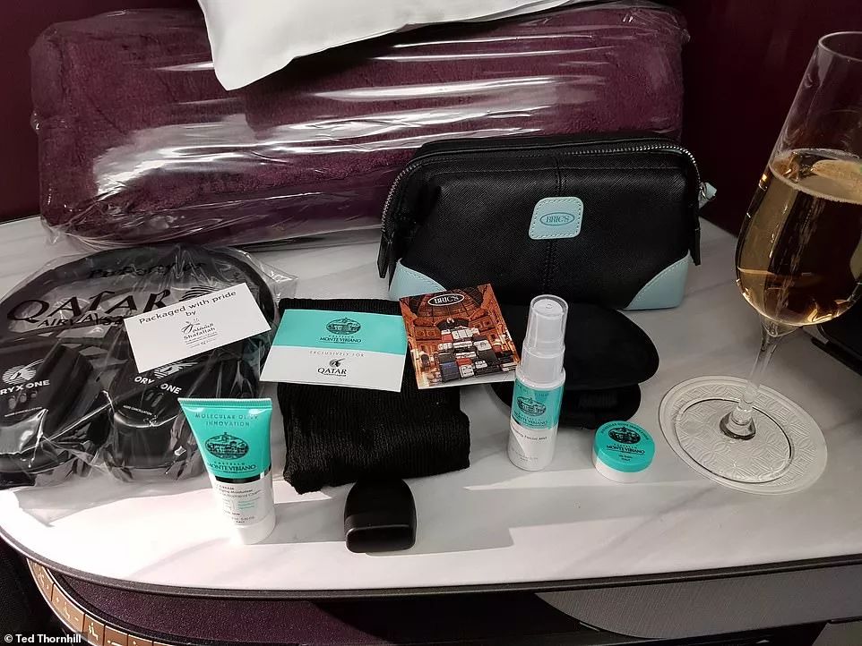 洗手间里包括了洗面奶,洗手液和牙具,非常精致.